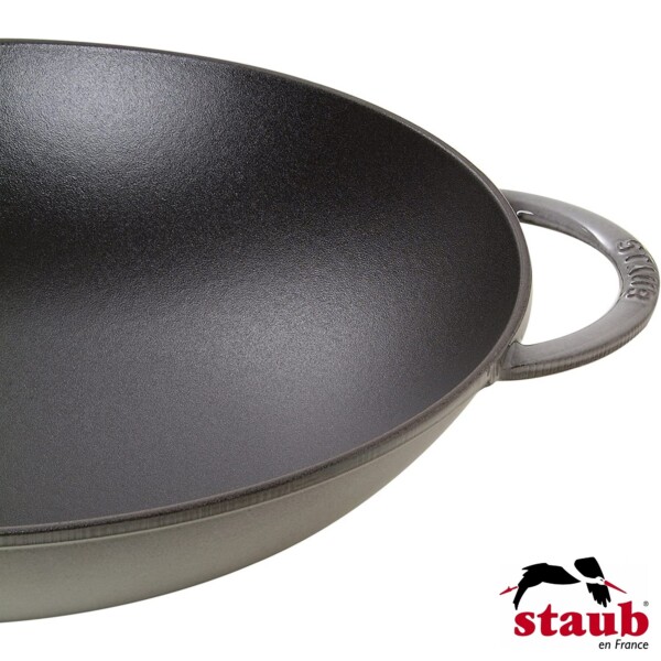 Wok 37cm Cinza Grafite Staub Specialties de Ferro Fundido com Tampa de Vidro